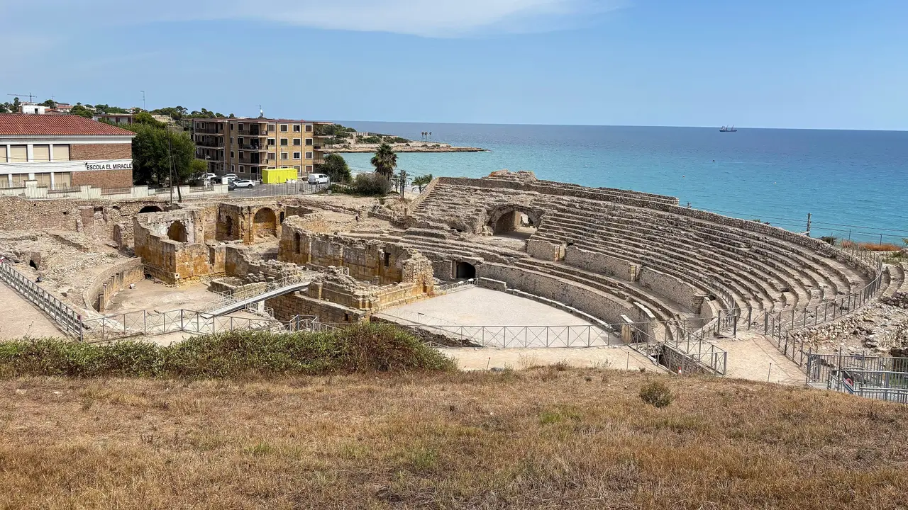 Ruinas del anfiteatro romano de Tarragona junto al mar Mediterráneo